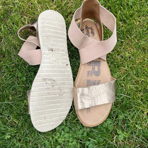 Sorel golden Ella sandals 9 vacation comfortable - Picture 4 of 6